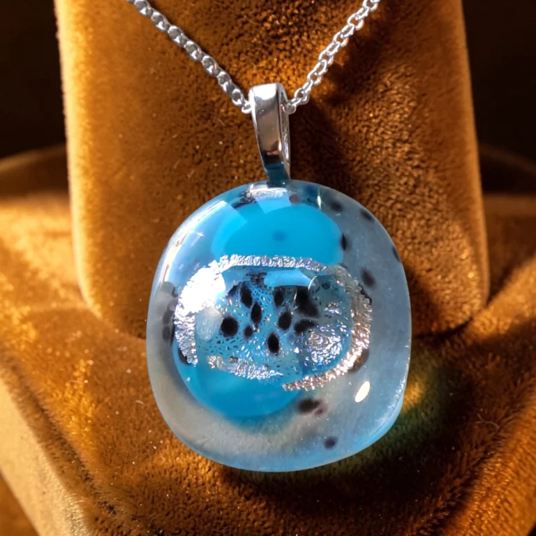 Pendentif Galet Bleu en Verre Dichroïque Argenté