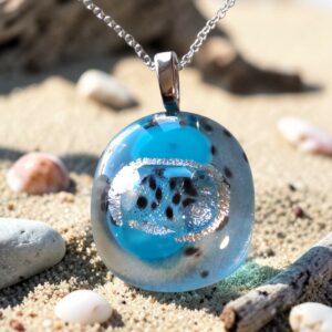 Pendentif galet bleu argenté