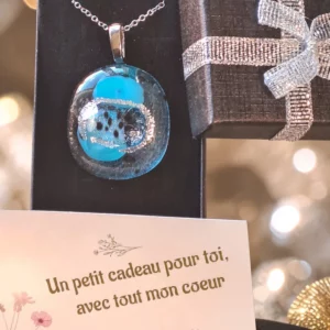 Pendentif Galet Bleu en Verre Dichroïque Argenté