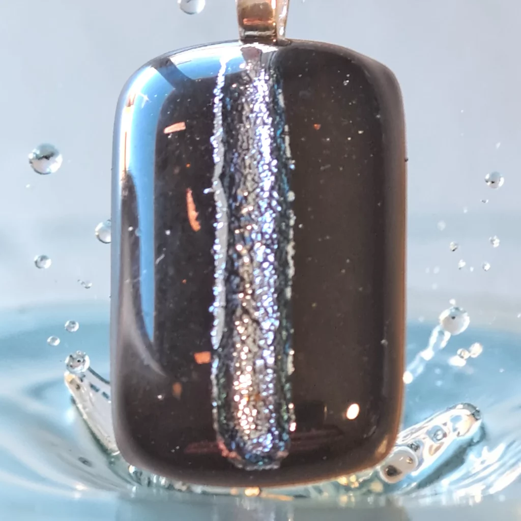Pendentif Verre Noir et Ligne Dichroïque Argentée