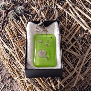 mécanisme horloger incrusté verre vert rectangle artisanal France mécanisme horloger incrusté verre vert rectangle artisanal France