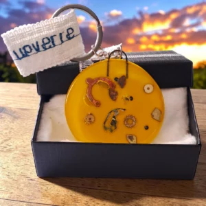 mécanisme horloger incrusté verre jaune rond artisanal France mécanisme horloger incrusté verre jaune rond artisanal France