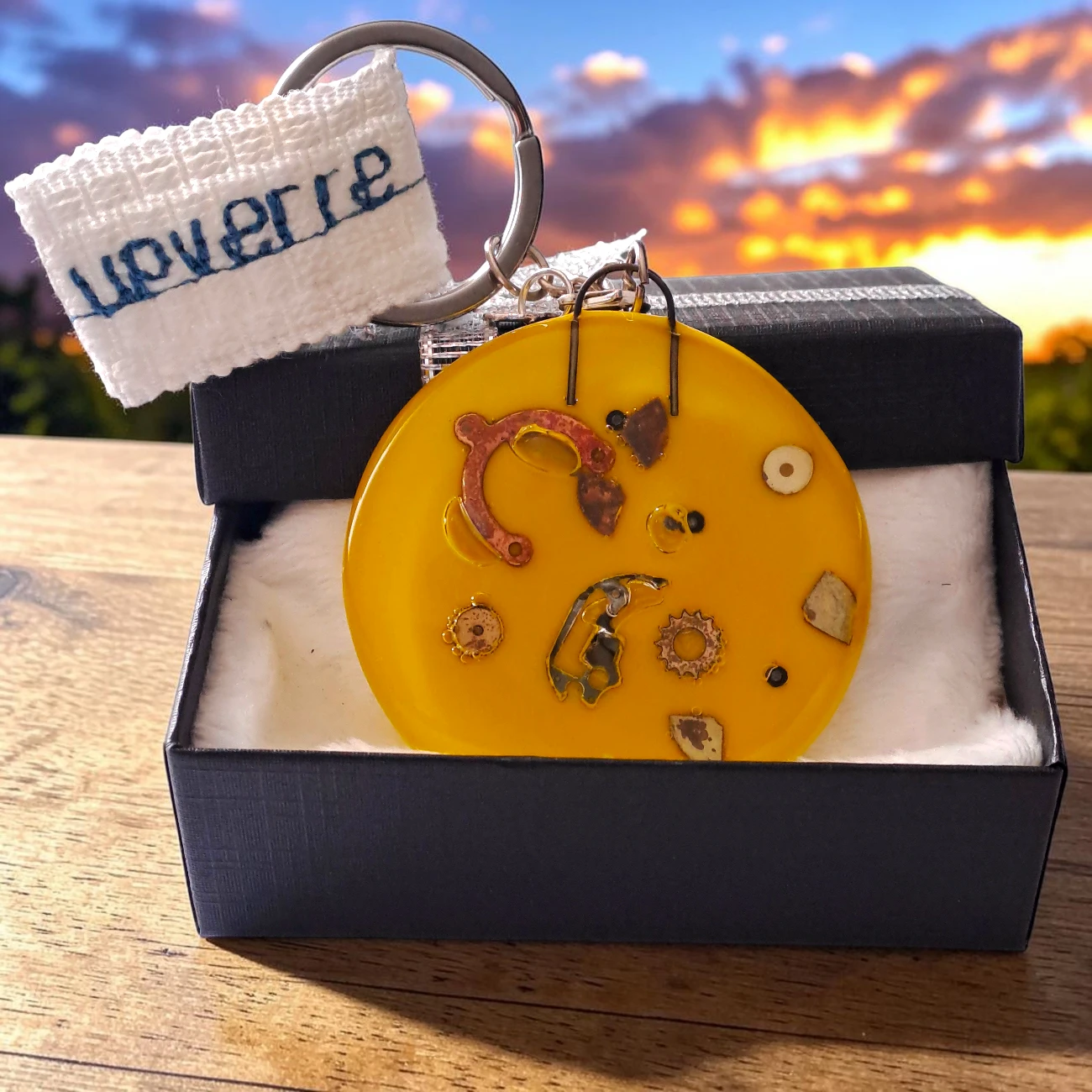 mécanisme horloger incrusté verre jaune rond artisanal France