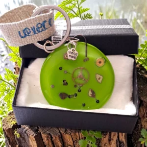 mécanisme horloger incrusté verre vert rond artisanal France mécanisme horloger incrusté verre vert rond artisanal France