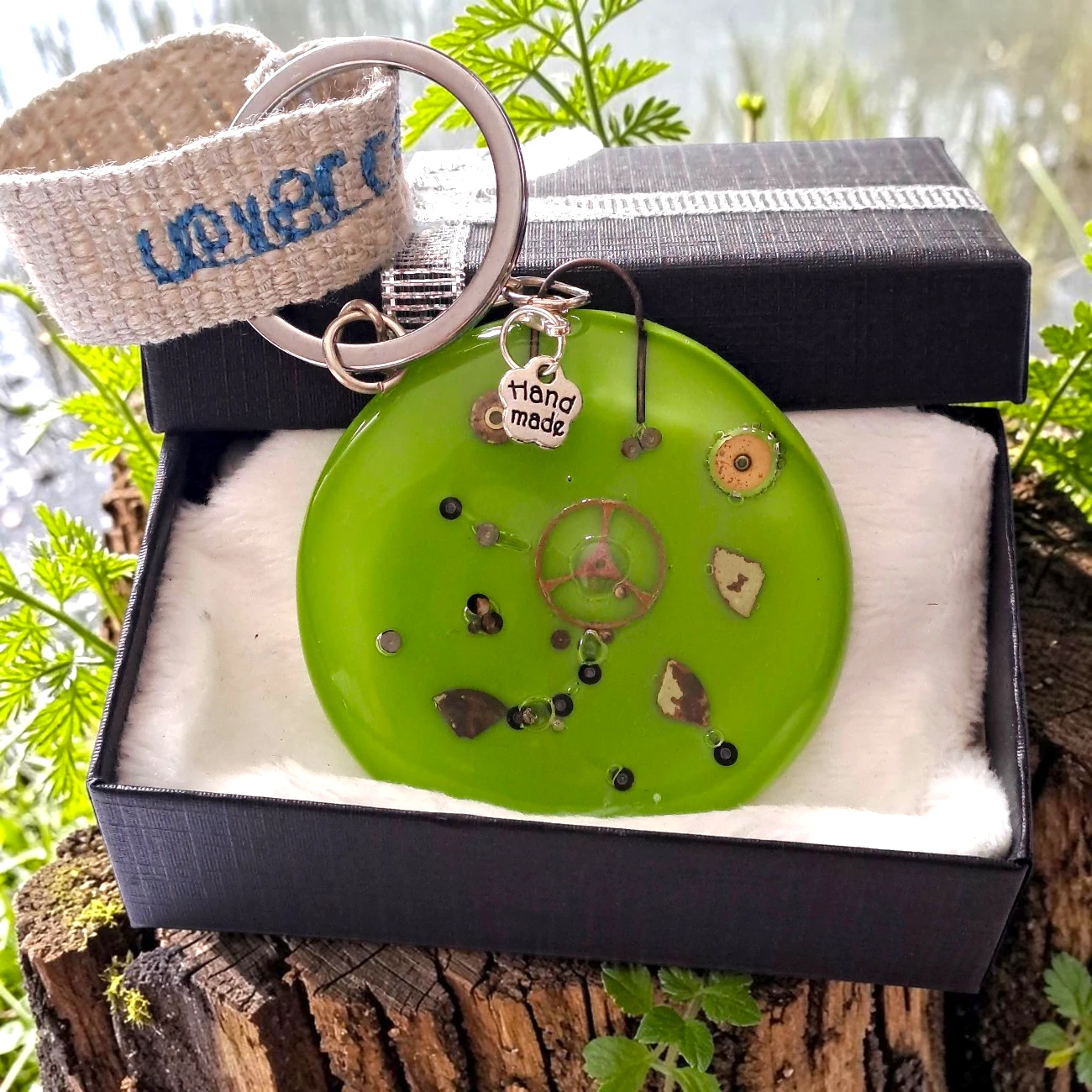 mécanisme horloger incrusté verre vert rond artisanal France