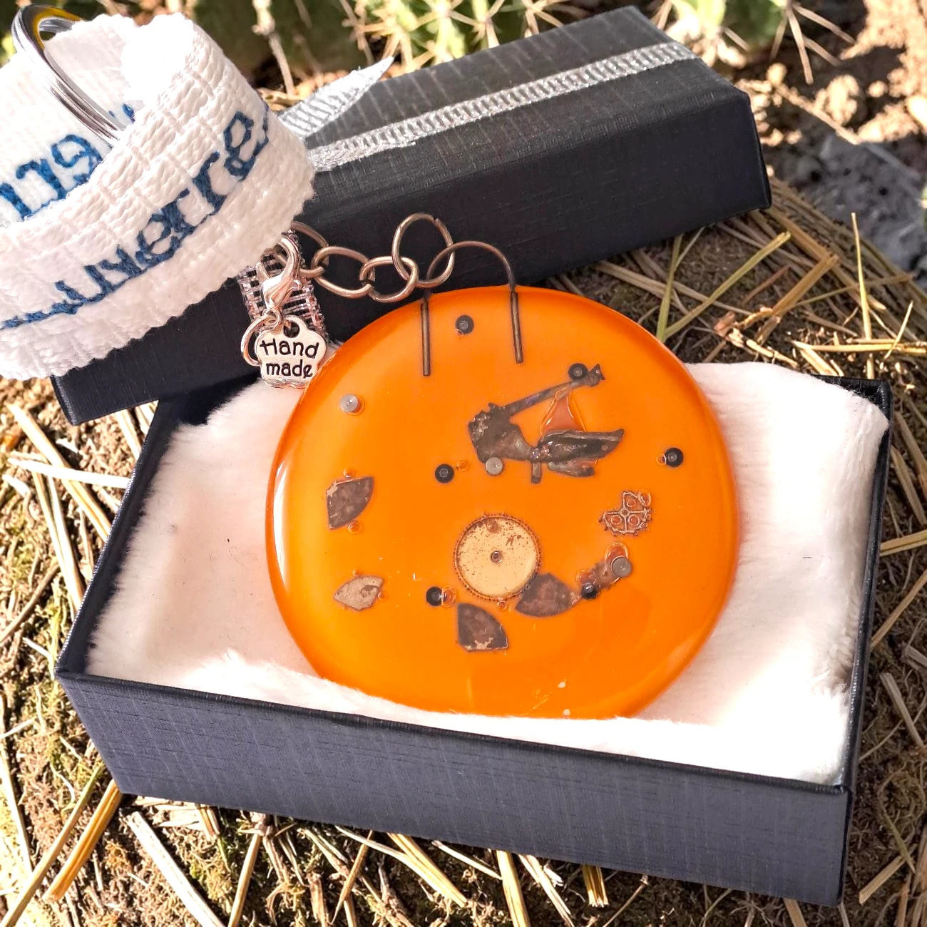 mécanisme horloger incrusté verre orange rond artisanal France