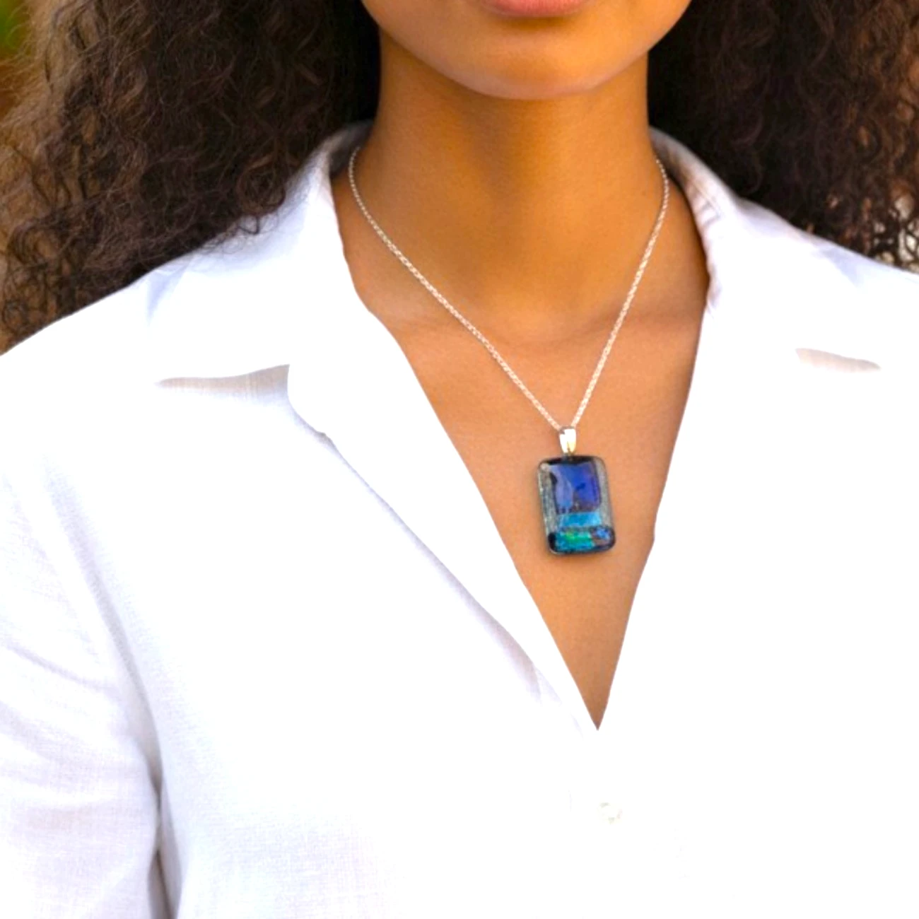 pendentif verre dichroïque bleu vert chaîne argent fait main