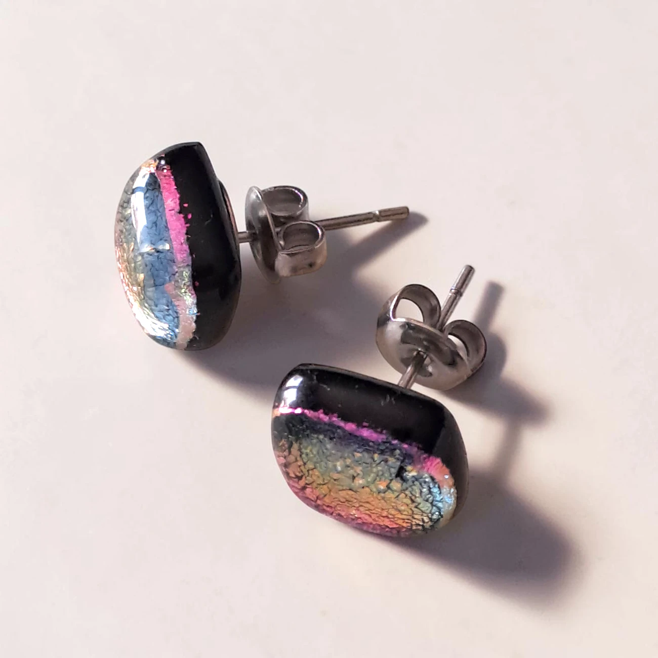 Boucles d'Oreille Puces en verre dichroïque Violet