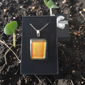 Pendentif femme en verre dichroïque doré fait main, 2x3 cm, chaîne plaquée argent 46 cm incluse. Pièce unique artisanale, éco-responsable, fabriquée en Occitanie.