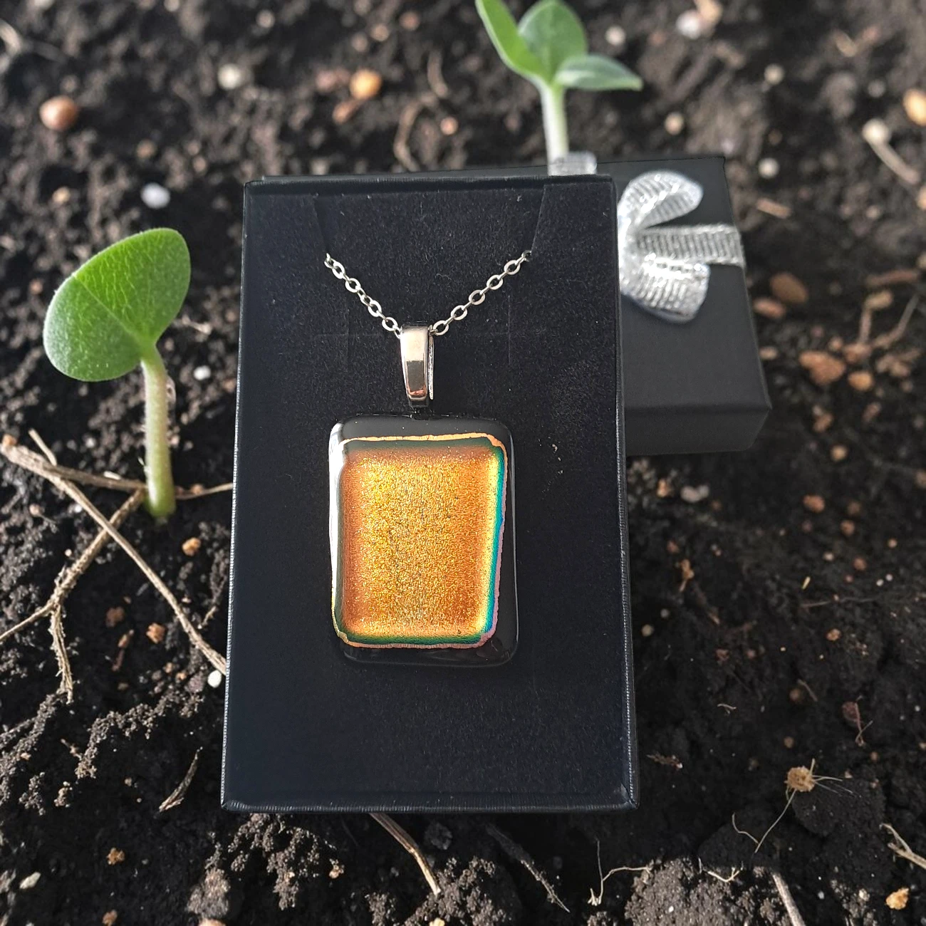 Pendentif femme en verre dichroïque doré fait main, 2x3 cm, chaîne plaquée argent 46 cm incluse. Pièce unique artisanale, éco-responsable, fabriquée en Occitanie.
