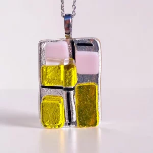 Pendentif femme verre mosaïque jaune et mauve collection Art Déco 3x2 cm avec chaîne plaquée argent et boîte cadeau fait main upverre
