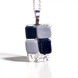 Pendentif femme verre damier noir et blanc collection Art Déco 3x2 cm avec chaîne plaquée argent et boîte cadeau fait main upverre