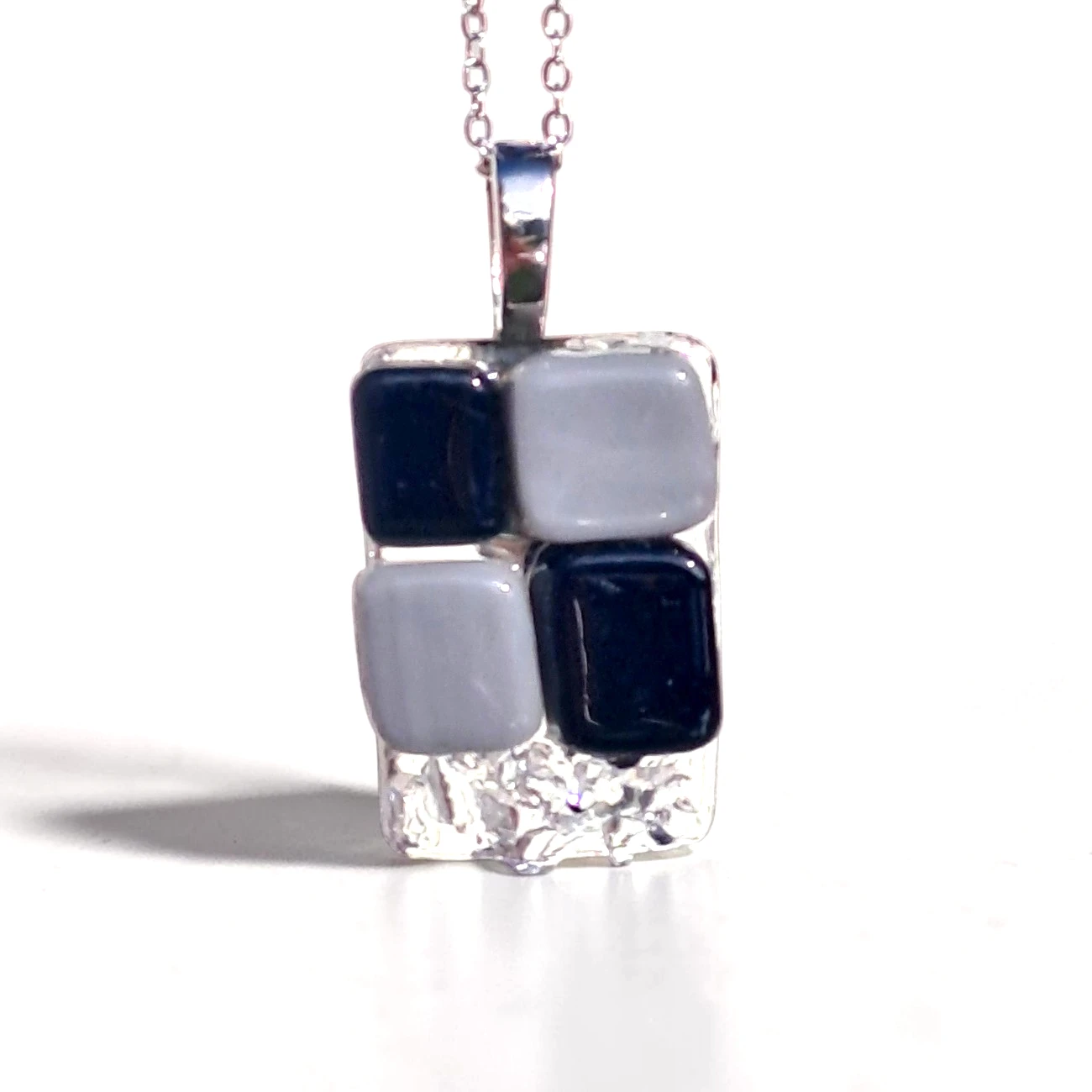 Pendentif femme verre damier noir et blanc collection Art Déco 3x2 cm avec chaîne plaquée argent et boîte cadeau fait main upverre