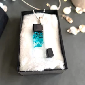 Pendentif femme verre turquoise et noir inclusions bullées collection Art Déco 3x2 cm avec chaîne plaquée argent et boîte cadeau fait main upverre