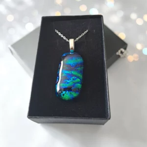 Pendentif femme verre dichroïque doré 2x3 cm collection Dichroïque avec chaîne plaquée argent fait main upverre