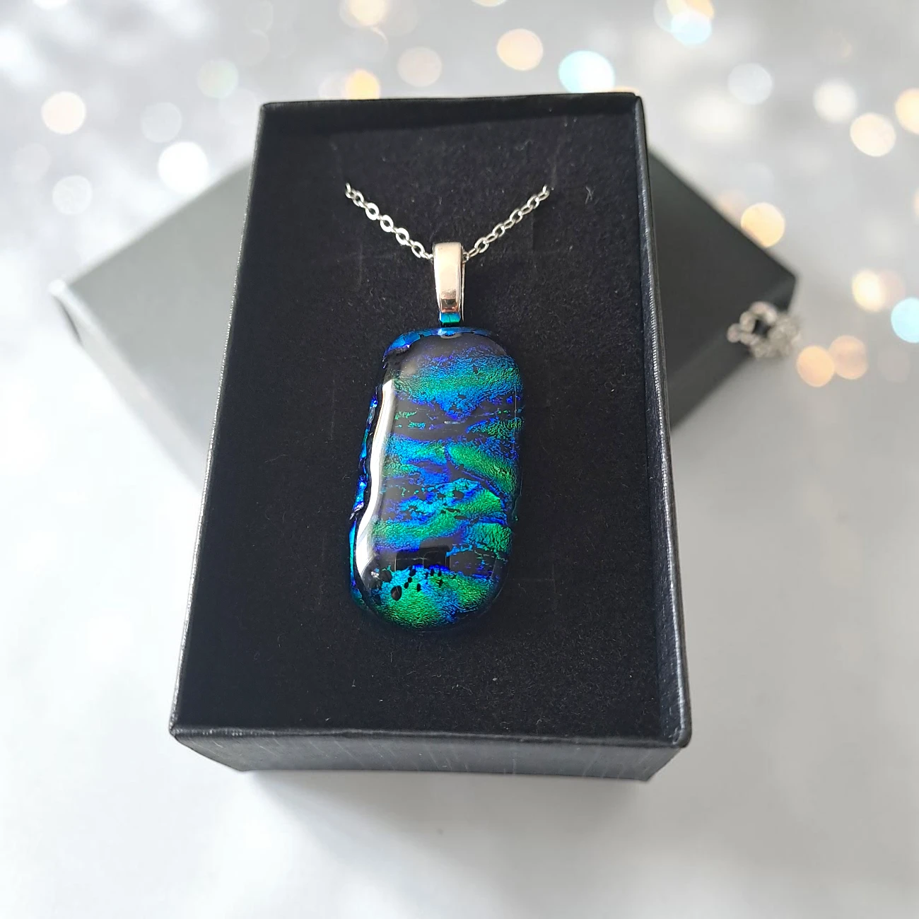 Pendentif femme verre dichroïque doré 2x3 cm collection Dichroïque avec chaîne plaquée argent fait main upverre