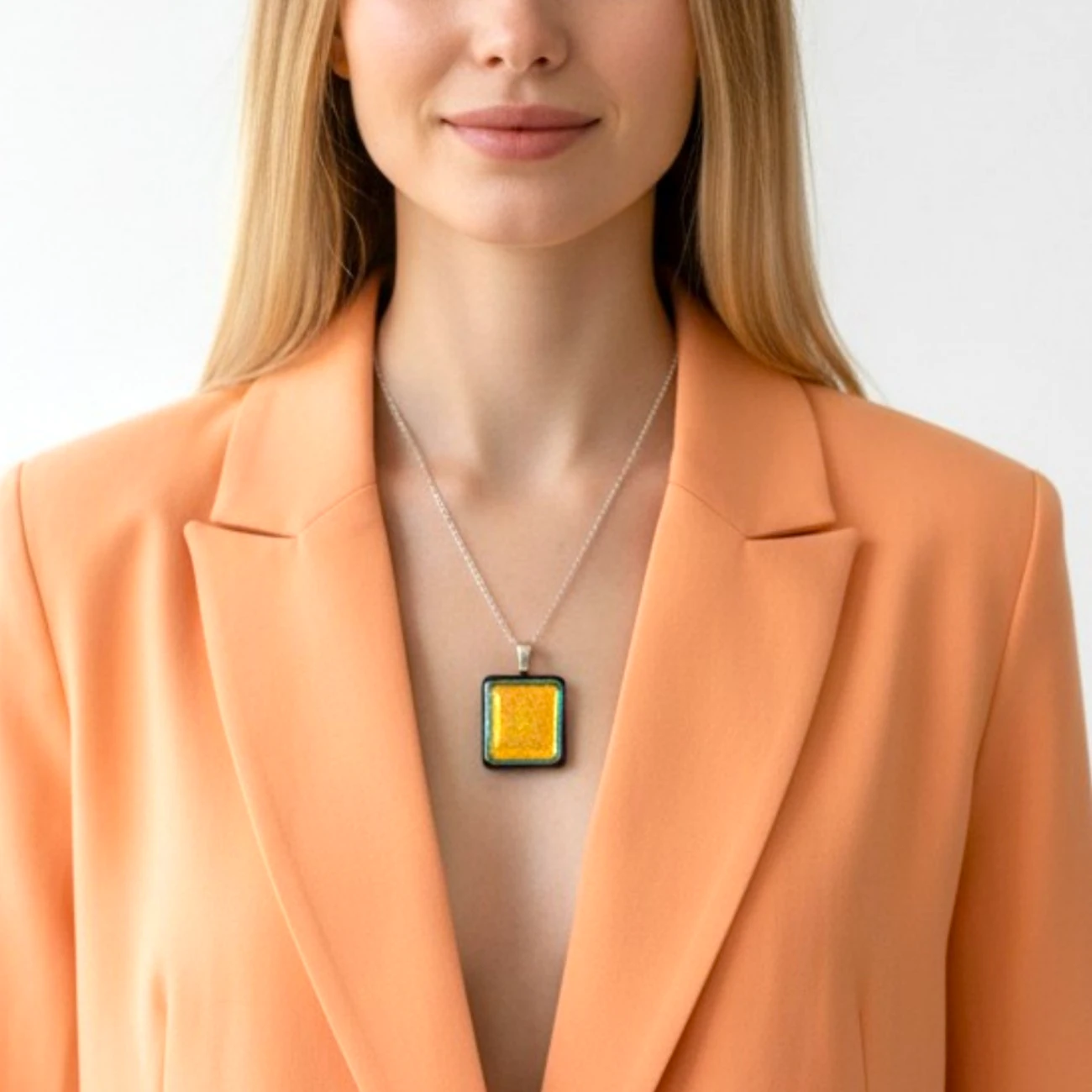 Pendentif femme en verre dichroïque doré fait main, 2x3 cm, chaîne plaquée argent 46 cm incluse. Pièce unique artisanale, éco-responsable, fabriquée en Occitanie.