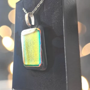 Pendentif femme en verre dichroïque doré fait main, 2x3 cm, chaîne plaquée argent 46 cm incluse. Pièce unique artisanale, éco-responsable, fabriquée en Occitanie.