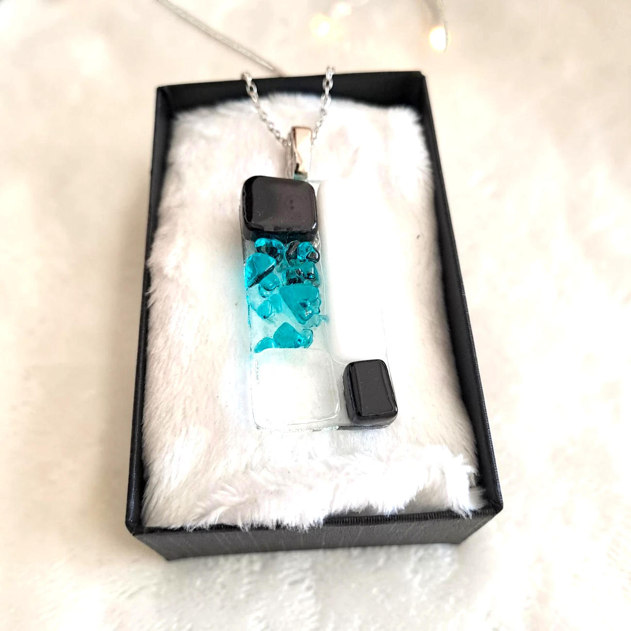 Pendentif en verre turquoise noir et blanc