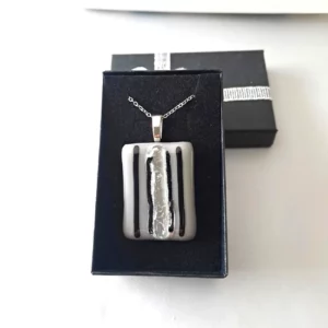 Pendentif homme verre dichroïque gris rayures noires ligne argentée collection Dichroïque avec chaîne plaquée argent fait main upverre