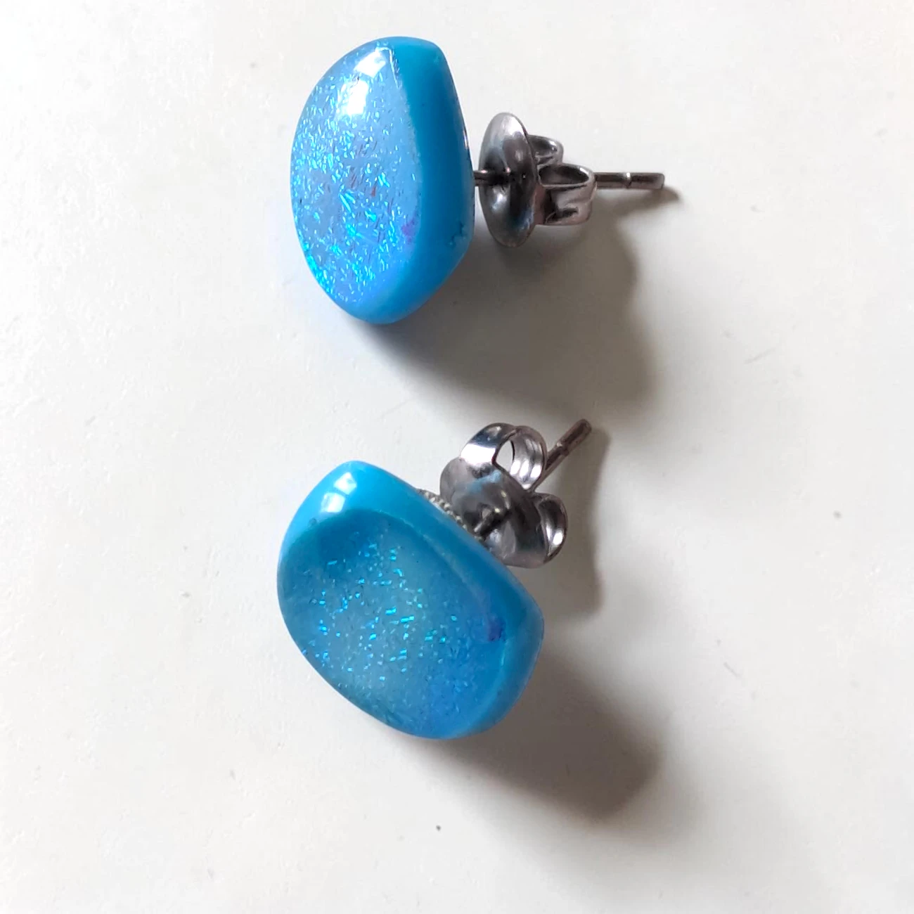 boucles d'oreilles en verre dichroïque bleu