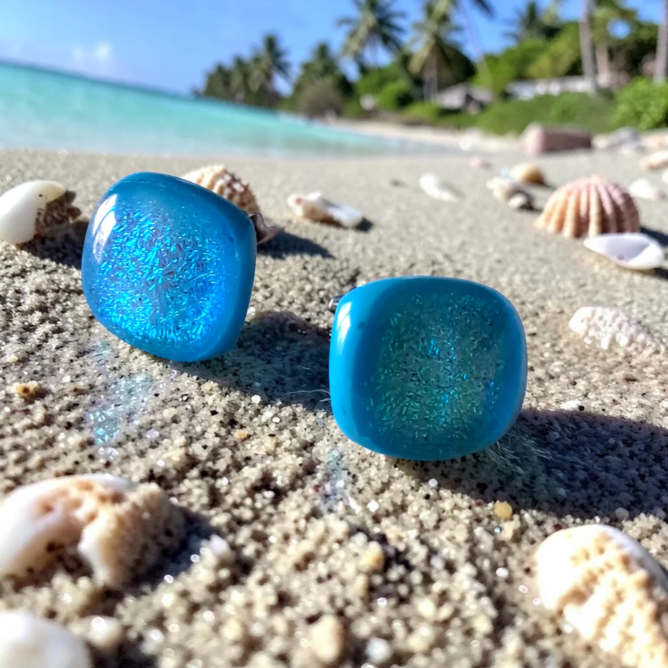 boucles d'oreilles en verre dichroïque bleu