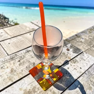 Craquez pour ce coffret Apéritif Bar Orange en verre fusionné comprenant un sous-verre et un mélangeur à cocktail fabriqués artisanalement en France.