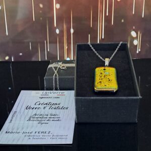 Pendentif verre dichroïque jaune doré fait main France — bijou artisanal Pendentif verre dichroïque jaune doré fait main France — bijou artisanal