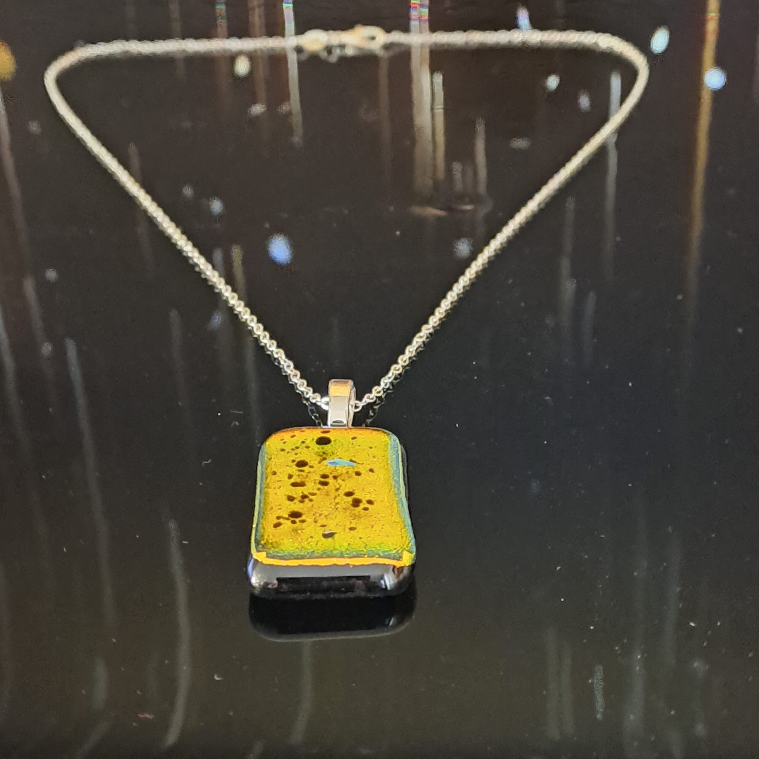 Pendentif verre dichroïque jaune doré fait main France — bijou artisanal