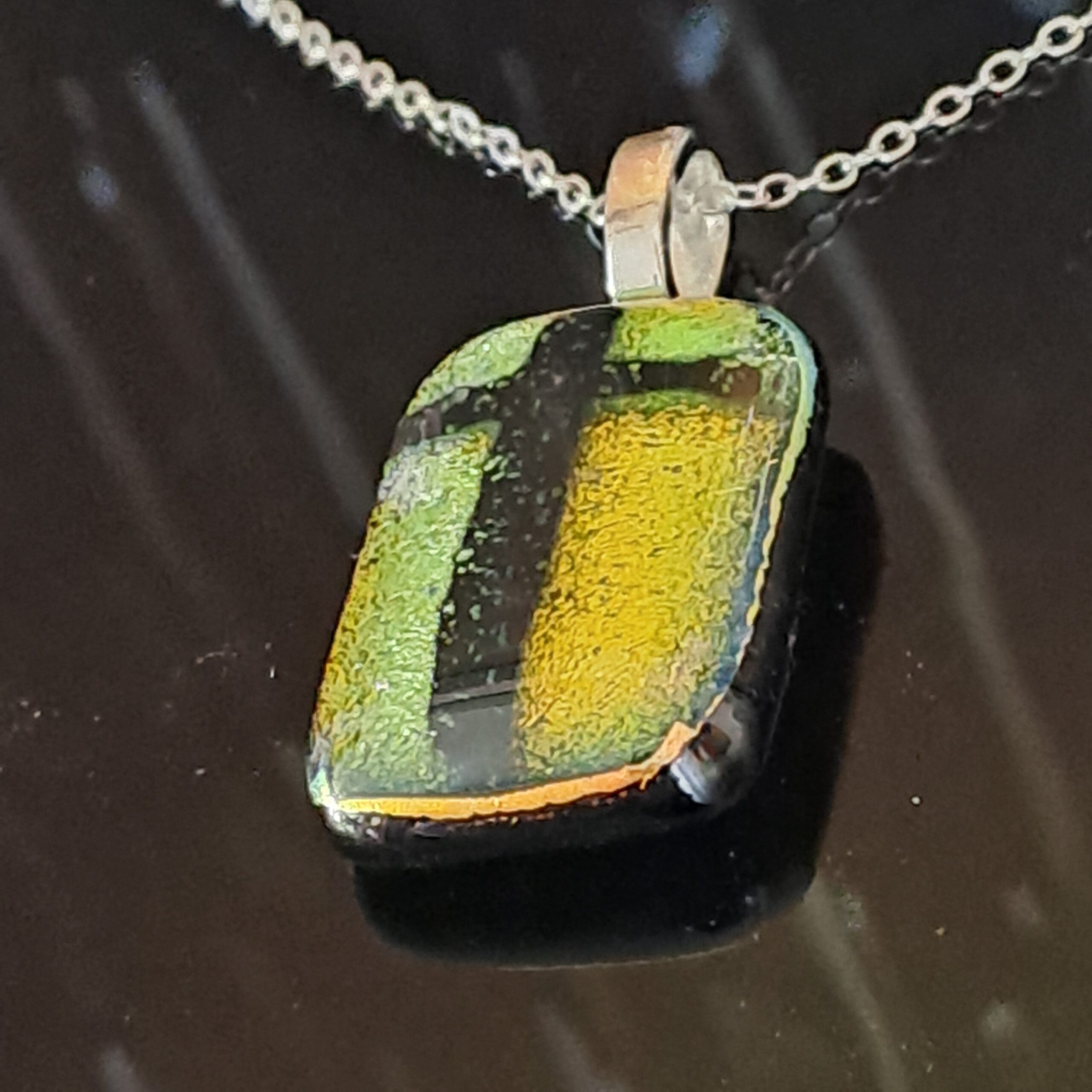 Pendentif verre dichroïque jaune croix fait main France — bijou artisanal