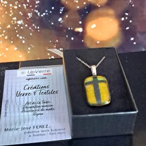 Pendentif verre dichroïque jaune croix fait main France — bijou artisanal Pendentif verre dichroïque jaune croix fait main France — bijou artisanal