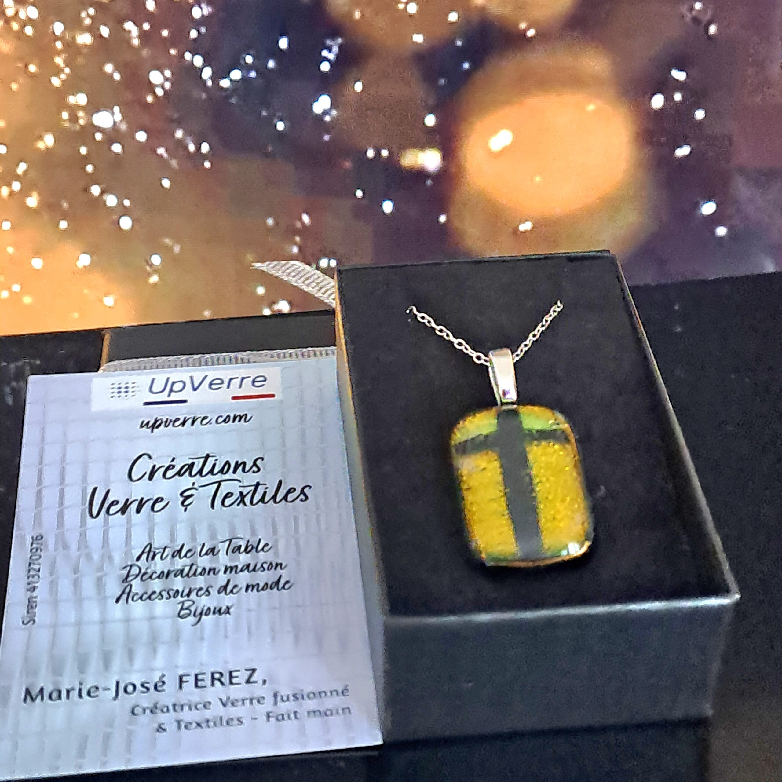 Pendentif verre dichroïque jaune croix fait main France — bijou artisanal