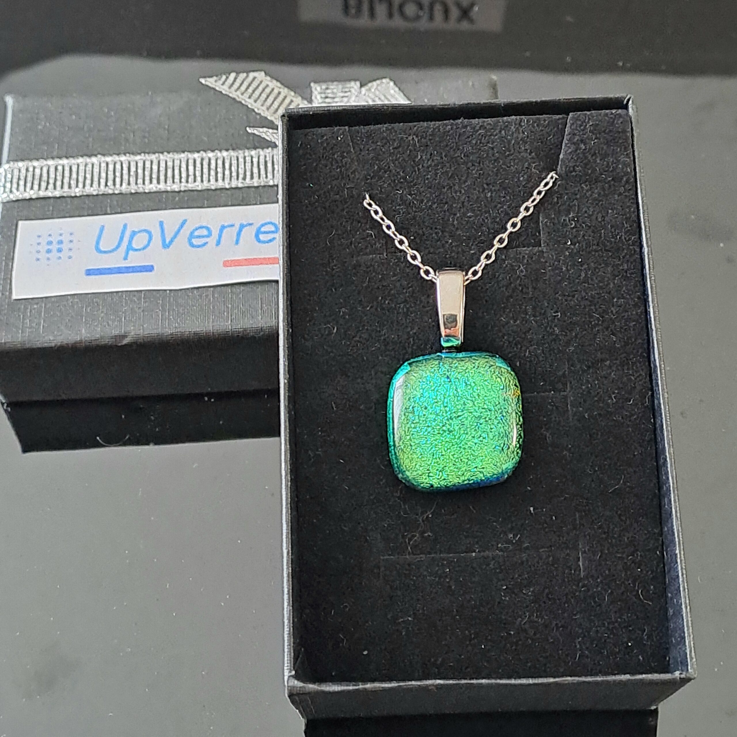 écrin cadeau pendentif verre dichroïque vert clair turquoise upverre