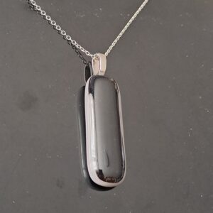 Pendentif verre gris noir fait main France — bijou minimaliste artisanal
