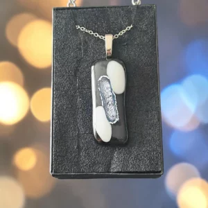 Pendentif verre noir blanc dichroïque fait main France — bijou artisanal