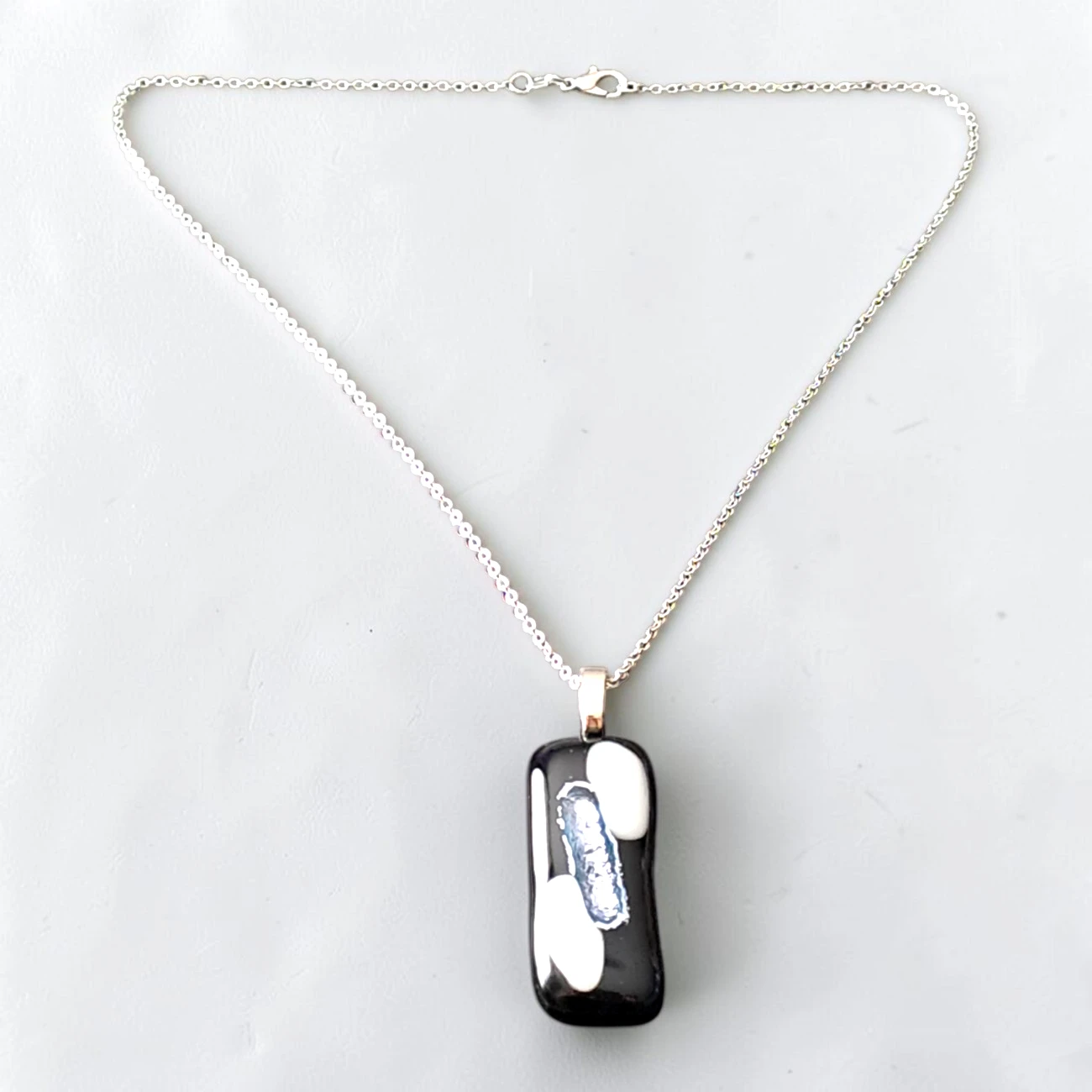 Pendentif verre noir blanc dichroïque fait main France — bijou artisanal