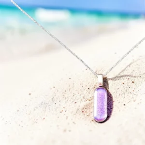 Découvrez ce pendentif verre dichroïque rose fait main France. Dans notre atelier français, nous façonnons chaque pièce en verre dichroïque rose fuchsia aux éclats lumineux par technique fusing. Ses reflets roses et violets vibrants créent un bijou unique, fin et élégant. Dimensions : 3 cm x 1 cm. Chaîne plaquée argent S925 46 cm incluse. Livré dans son écrin cadeau.