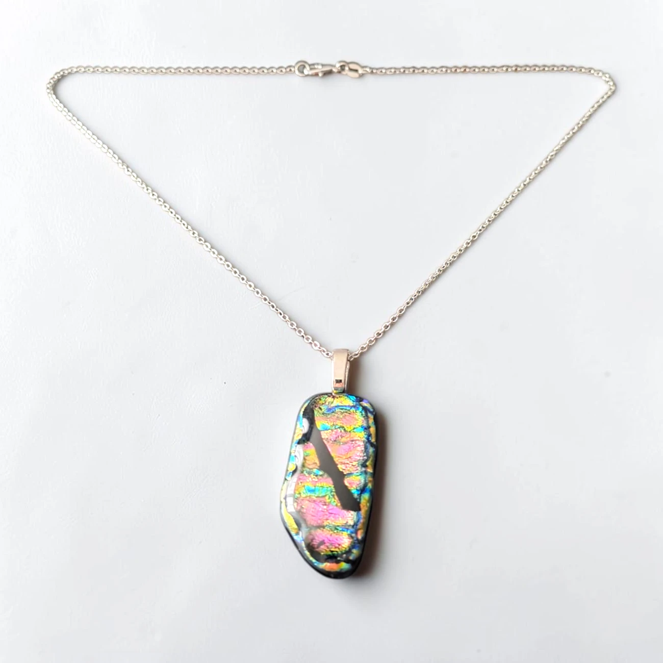 pendentif verre dichroïque multicolore arc-en-ciel chaîne argent