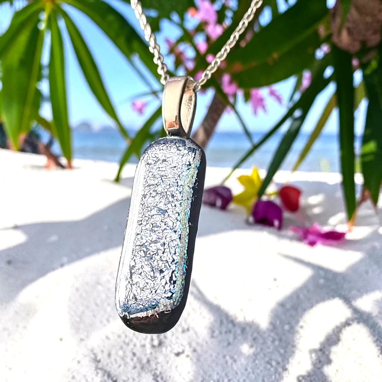 Pendentif verre dichroïque gris argenté fait main France écrin