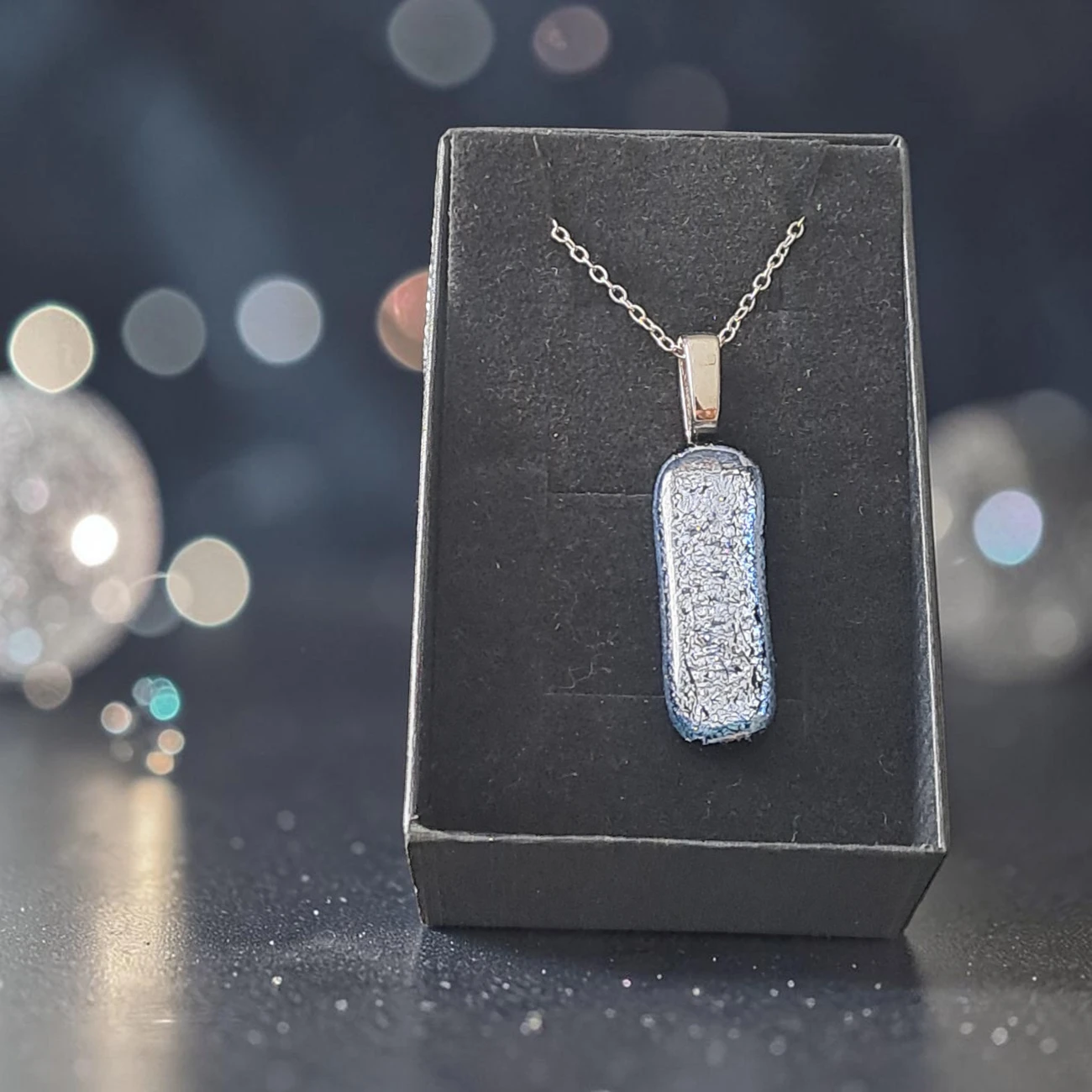 Pendentif verre dichroïque gris argenté fait main France écrin