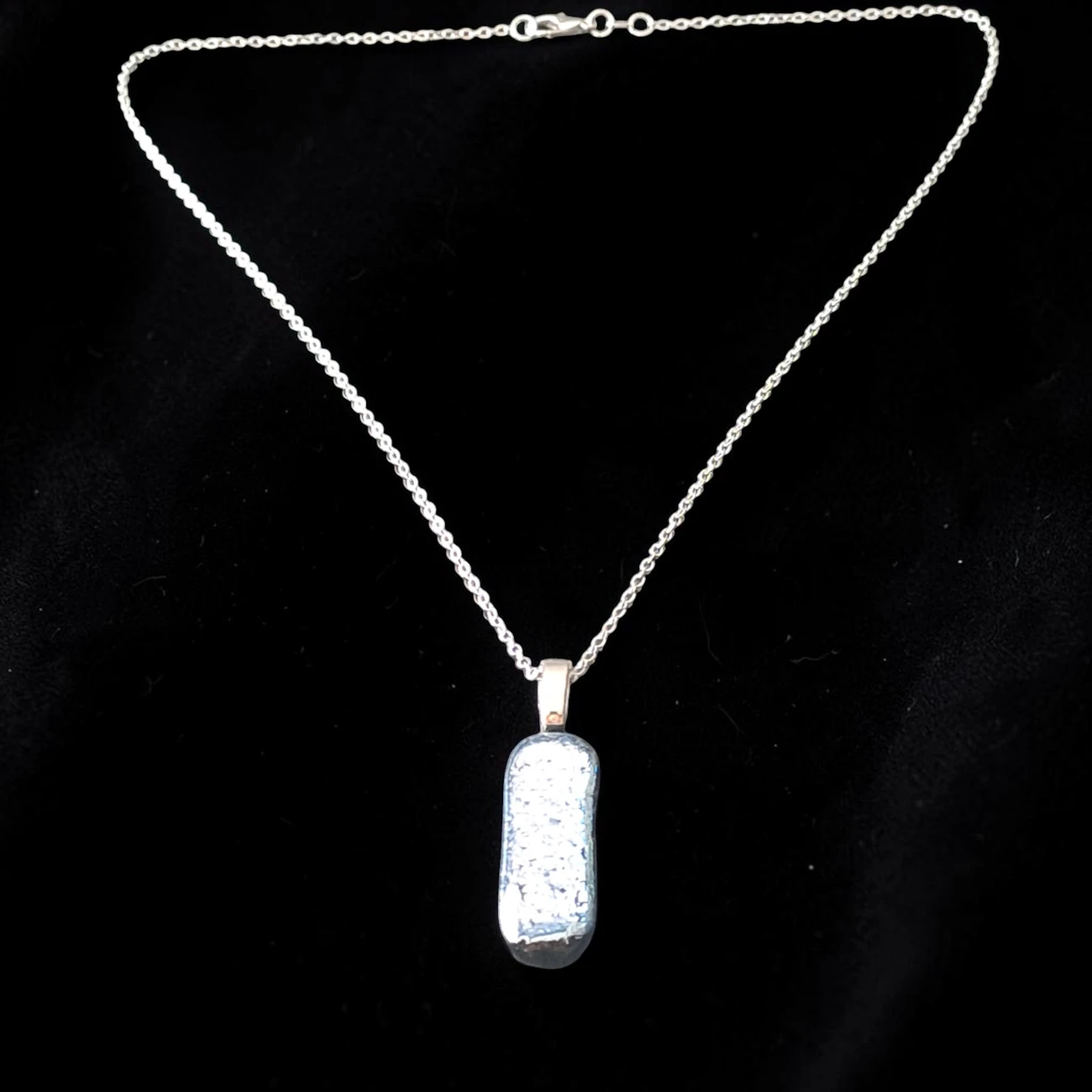 Pendentif verre dichroïque gris argenté fait main France écrin
