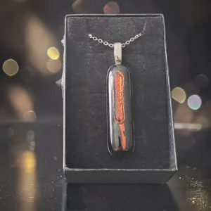 Pendentif Verre Dichroïque noir et orange – Fait main France (2) Pendentif verre dichroïque noir orange fait main France — bijou artisanal