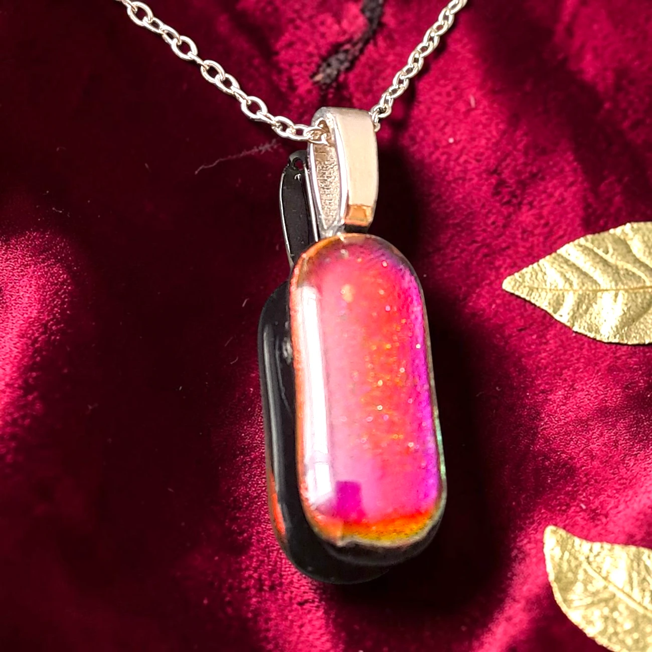 Pendentif verre dichroïque rouge cerise cuivré fait main France