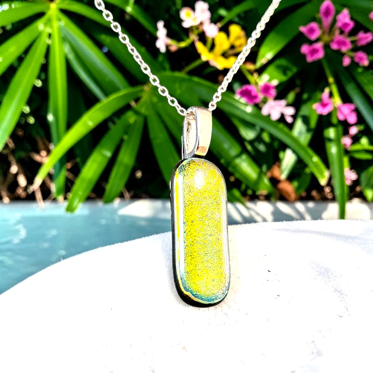pendentif verre dichroïque vert jaune citron fait main France écrin