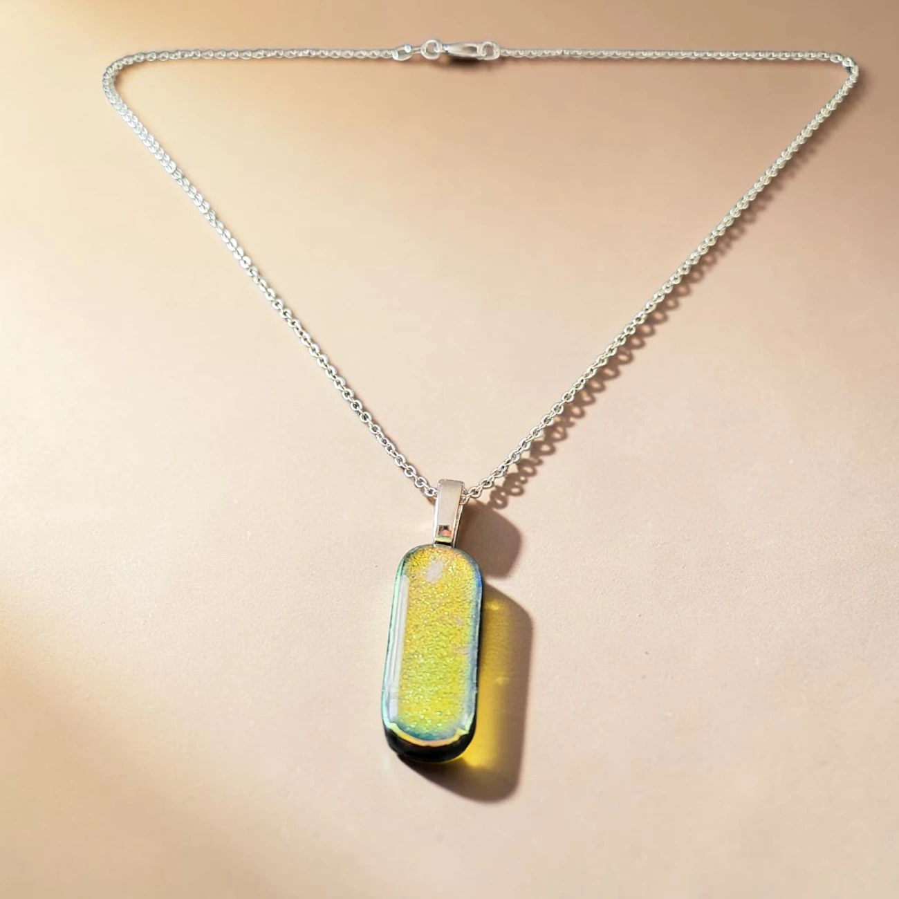 pendentif verre dichroïque vert jaune citron fait main France écrin