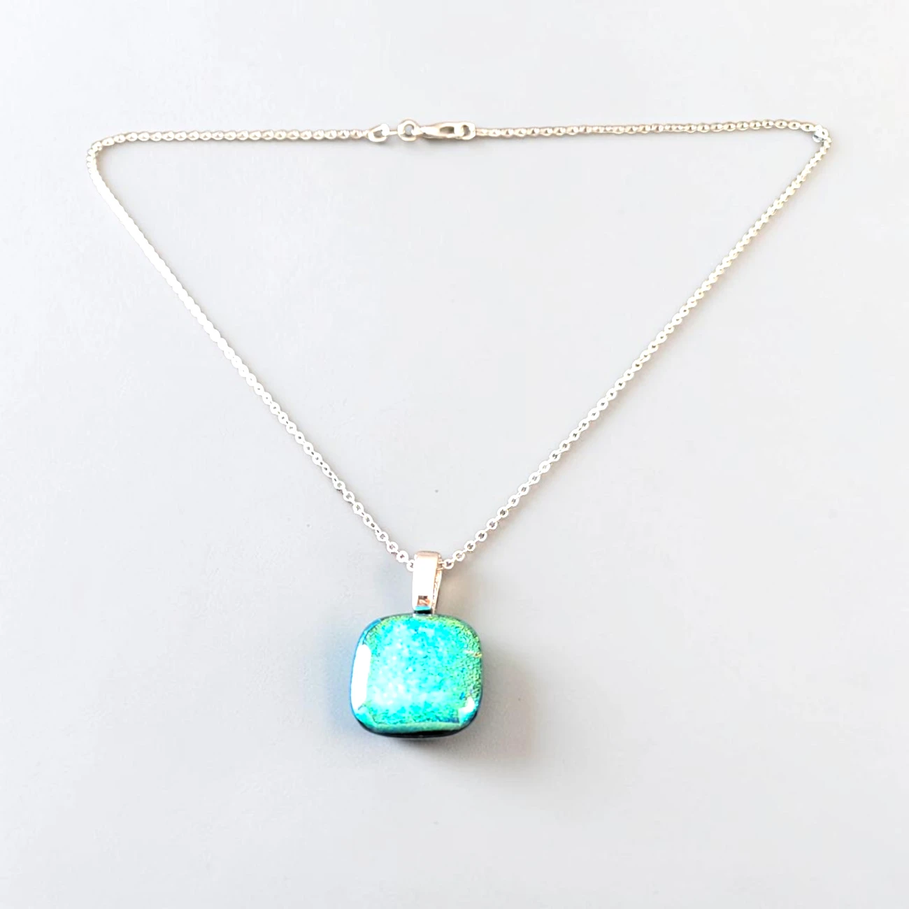 pendentif verre dichroïque vert clair turquoise chaîne plaquée argent fait main