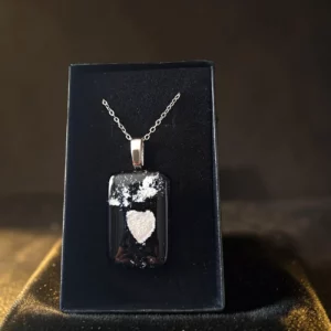 Pendentif verre noir cœur argenté fait main France — bijou artisanal
