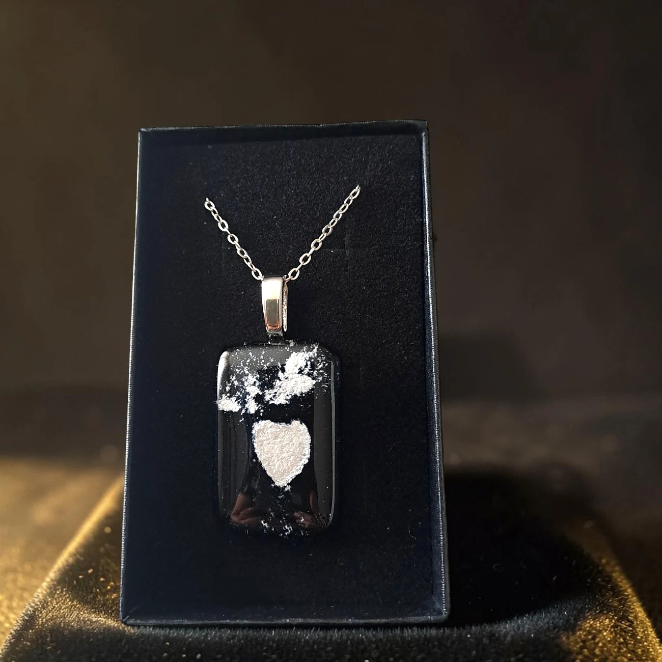 Pendentif verre noir cœur argenté fait main France — bijou artisanal
