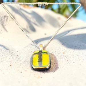 Pendentif verre dichroïque jaune croix fait main France — bijou artisanal